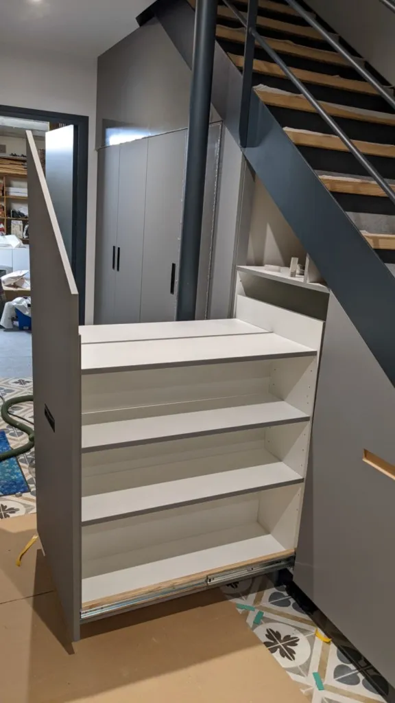 Rangement chaussures sous escalier
