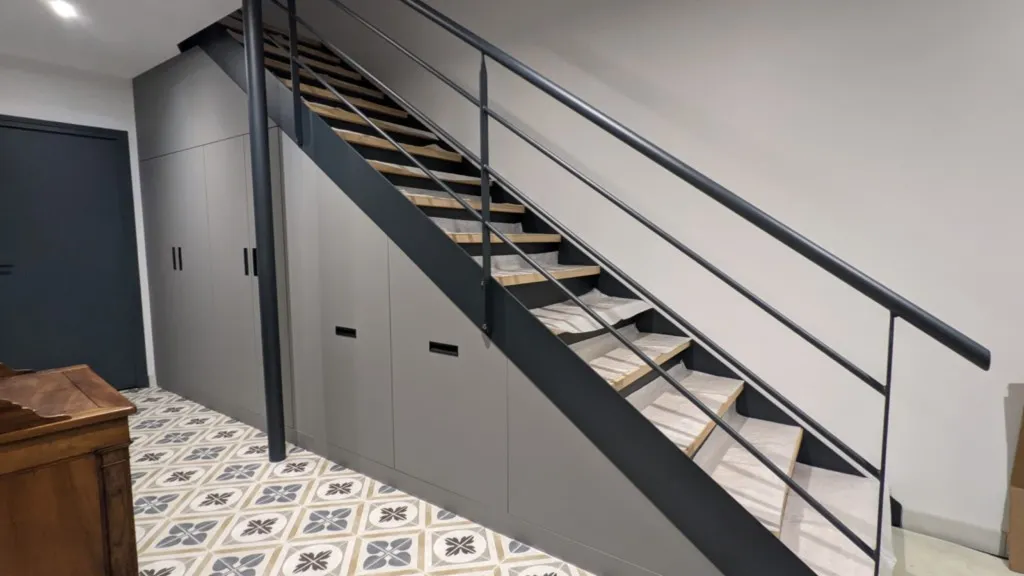 Escalier bois-métal avec placards en dessous