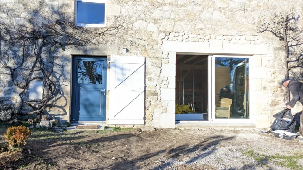 Baie vitrée coulissante et porte d'entrée en bois-aluminium