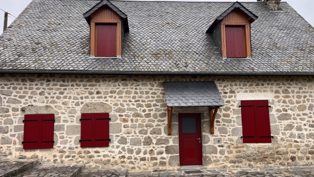 Volets Battants et persiennes bois exotique laqué