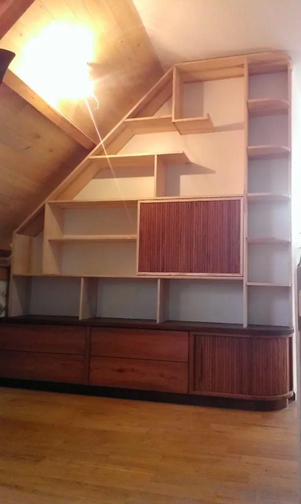 Bibliothèque en frêne et merisier avec panneau coulissant