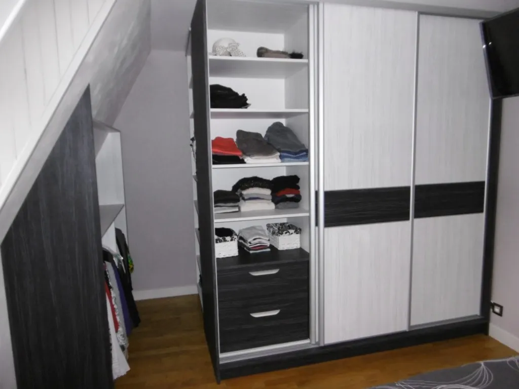 Dressing tiroirs penderie portes coulissantes en sous-pente