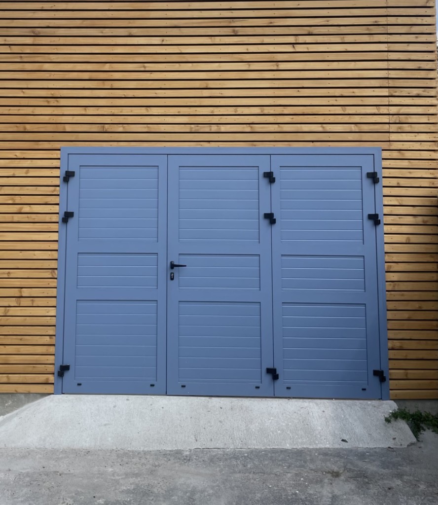 Porte de garage aluminium thermolaqué 3 vantaux ouverture vers l'extérieur
