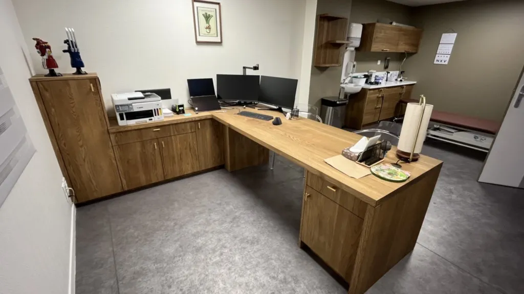 Bureau cabinet médical chêne massif