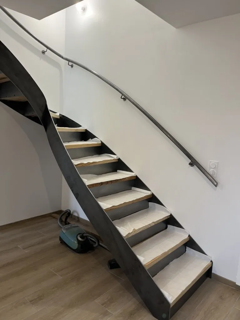 Escalier bois métal quart-tournant brut avec main courante