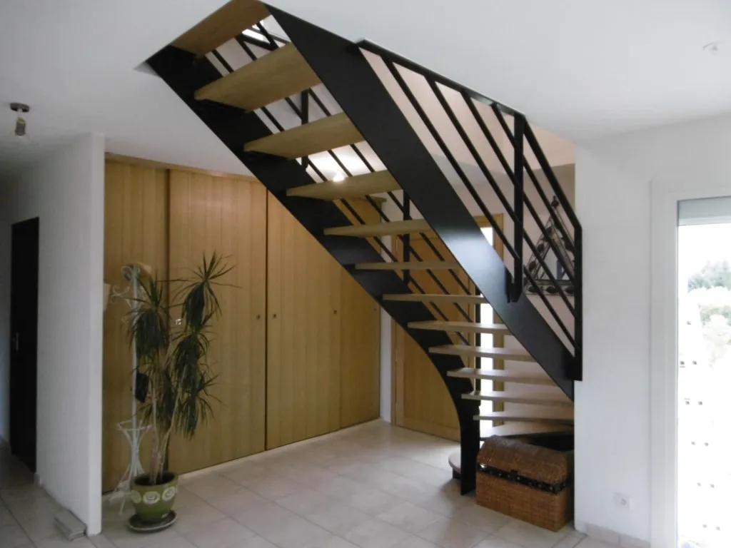 Escalier bois métal quart-tournant thermolaqué RAL9005 avec marches Chêne massif huilé.