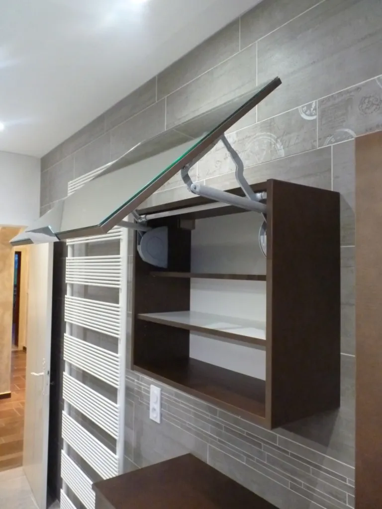 Meuble de salle de bain avec miroir relevant