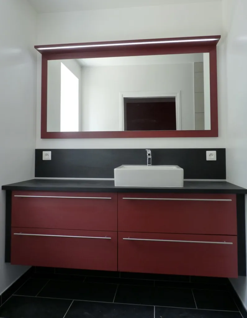 Meuble de salle de bain avec miroir et bandeau lumineux