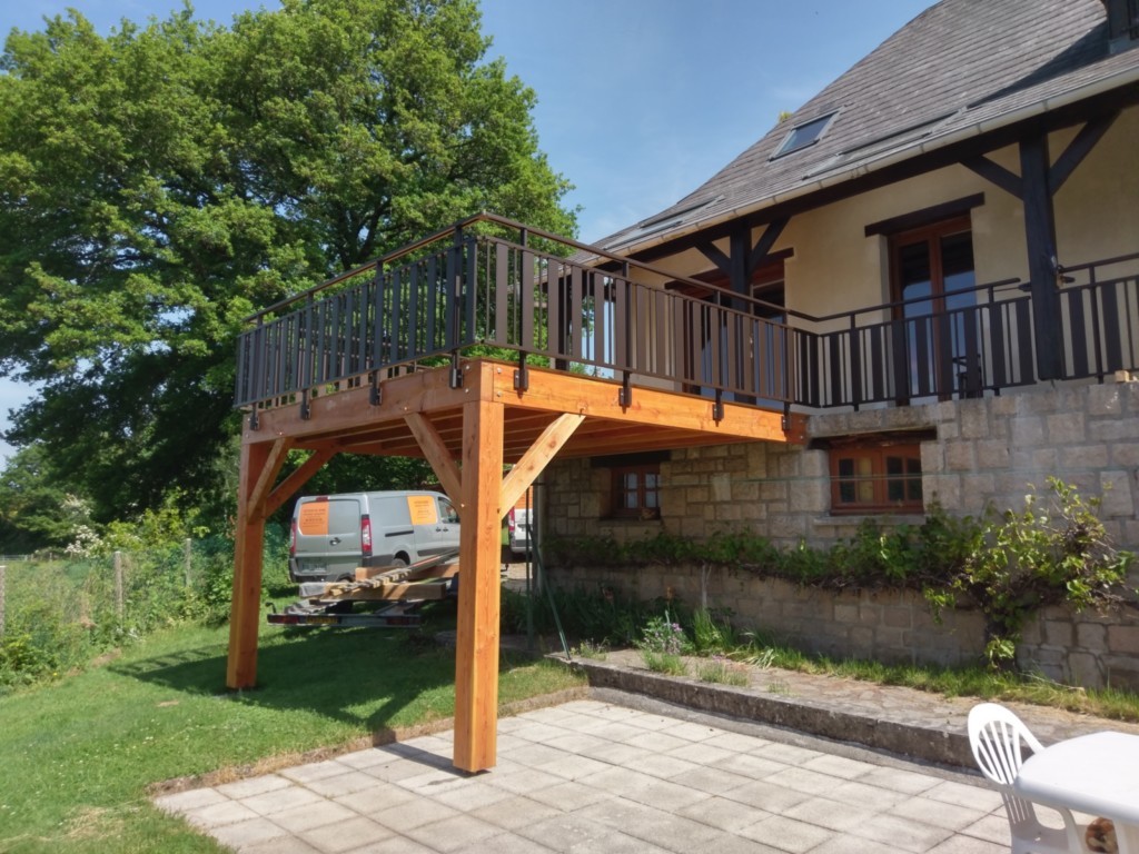 Terrasse extension de balcon en mélèze avec garde-corps aluminium thermolaqué
