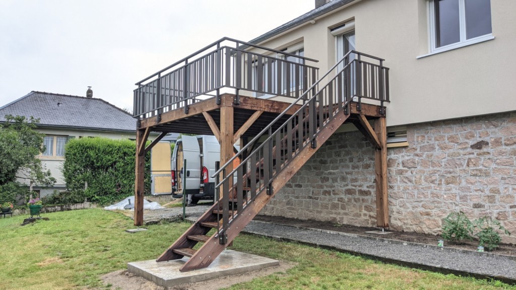 Terrasse surélevée en Douglas traité classe 3 avec garde-corps aluminium thermolaqué