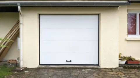 Porte de garage sectionnelle motorisée