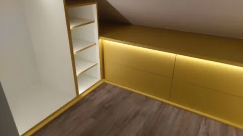 Dressing tiroirs et lumière en sous-pente