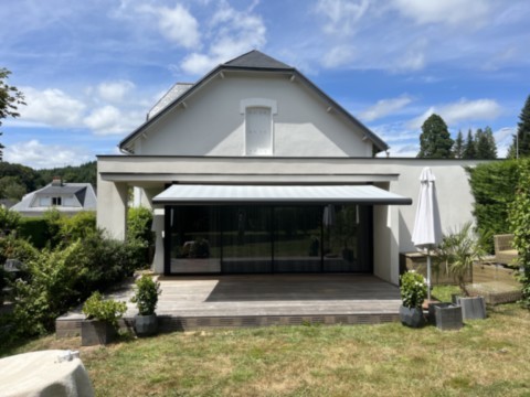 Store banne motorisé avec coffre