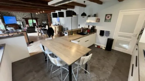 Cuisine façades stratifées blanc Perfect Sense et plans en Frêne massif huilé