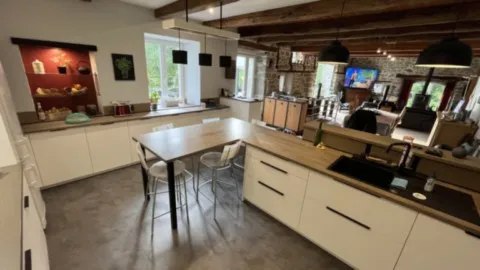 Cuisine façades stratifées blanc Perfect Sense et plans en Frêne massif huilé