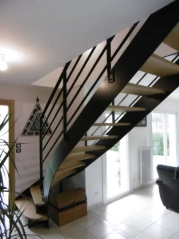 Escalier bois métal quart-tournant thermolaqué RAL9005 avec marches Chêne massif huilé.