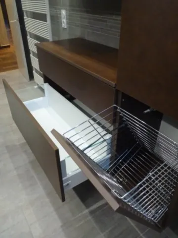 Rangement de salle de bain avec panier à linge pivotant