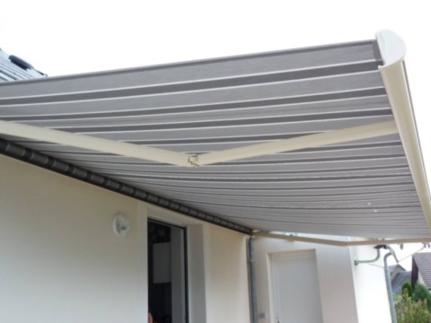 Store banne motorisé avec coffre