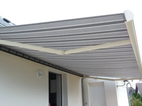Store banne motorisé avec coffre